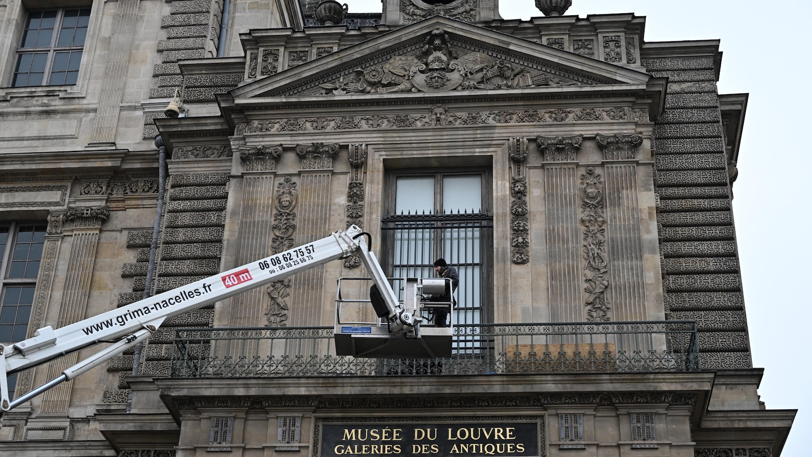 Работници монтират решетки за сигурност на прозорец в музея ЛувърОт