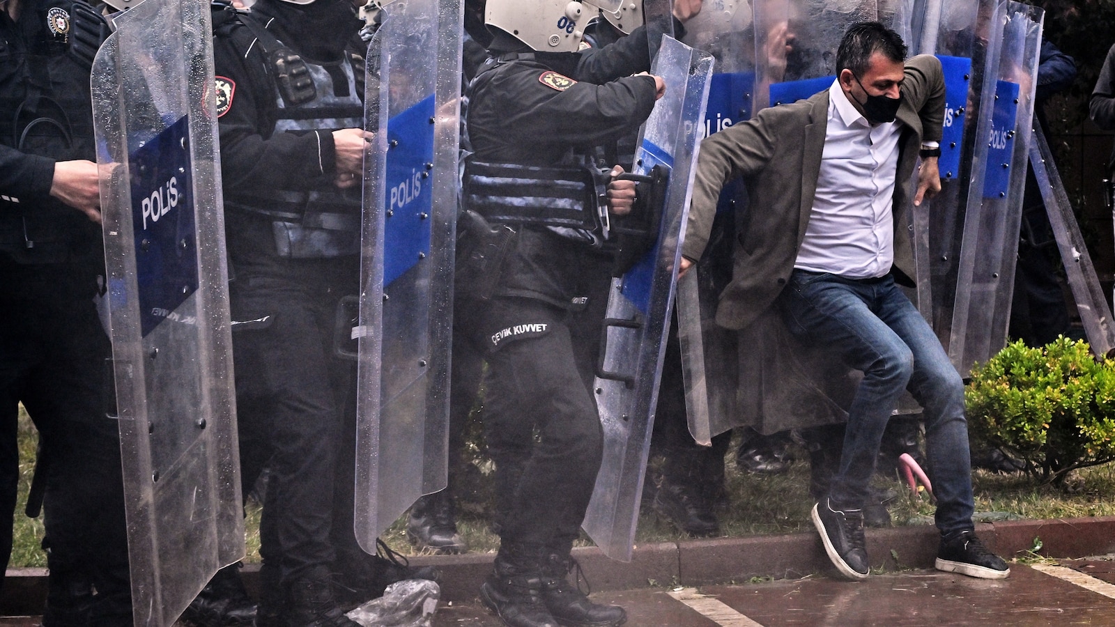 Turkey’s main opposition party is in a standoff over court-ordered leadership