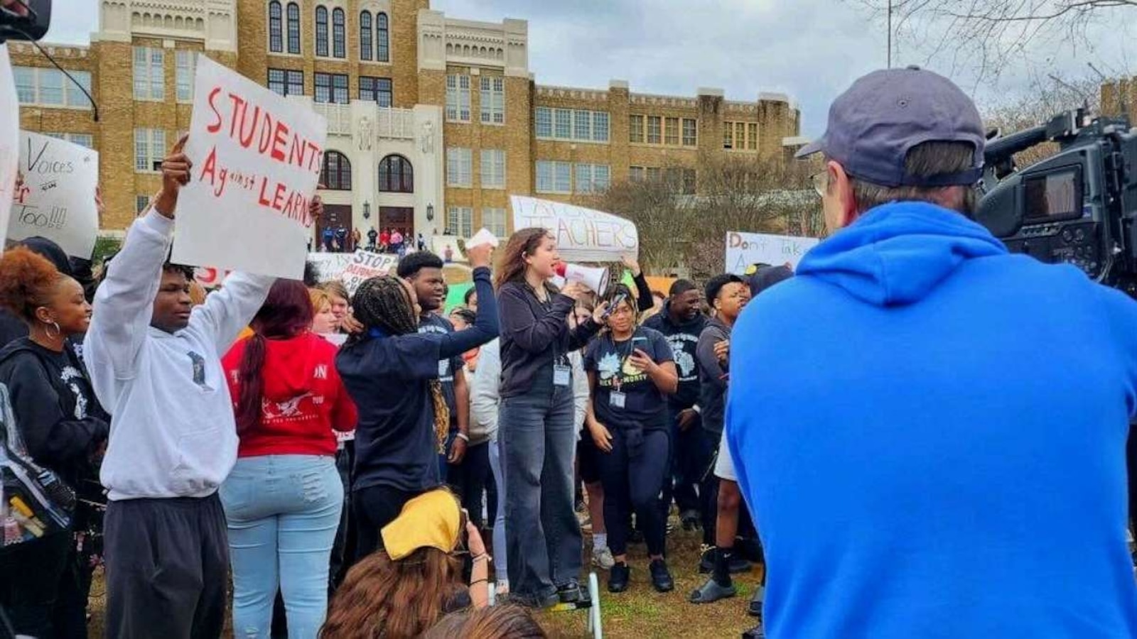Little Rock Central students walk out in protest of Gov. Sarah Sanders