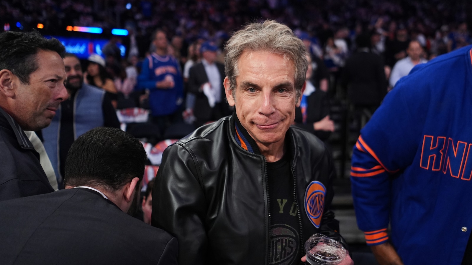 Ben Stiller welcomes a photo with Mike Brown’s wife, after Knicks coach said she was afraid to ask  abcnews.com