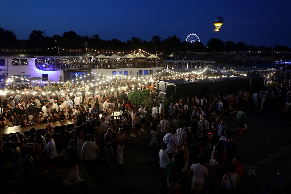 PHOTO: TOPSHOT-FRANCE-OLYMPICS-CAULDRON-MUSIC