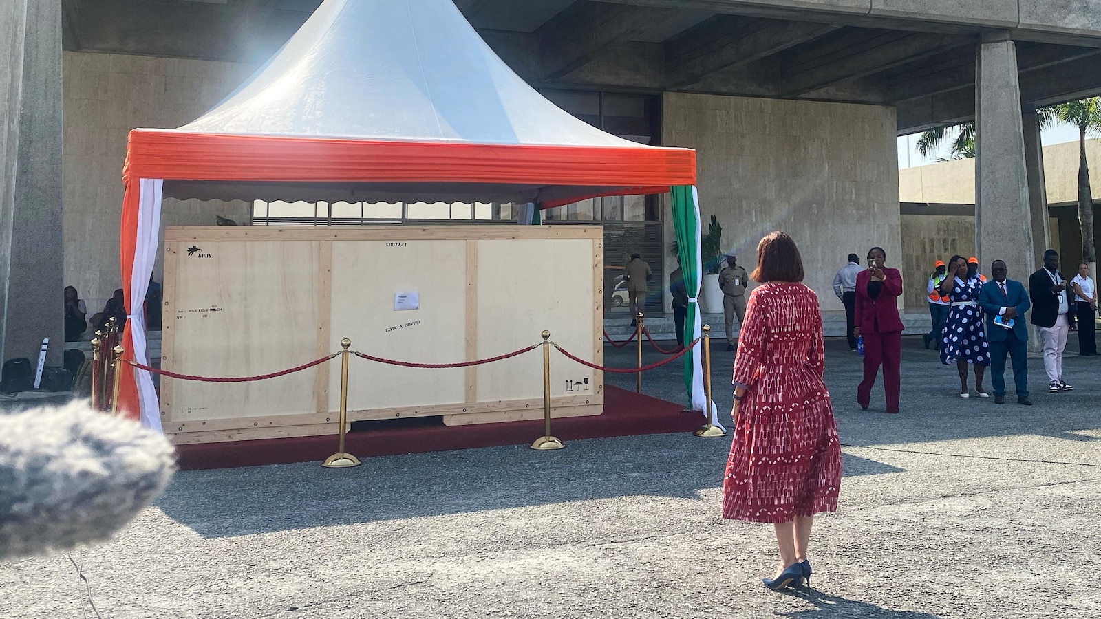 France returns a sacred drum looted during the colonial era to Ivory Coast