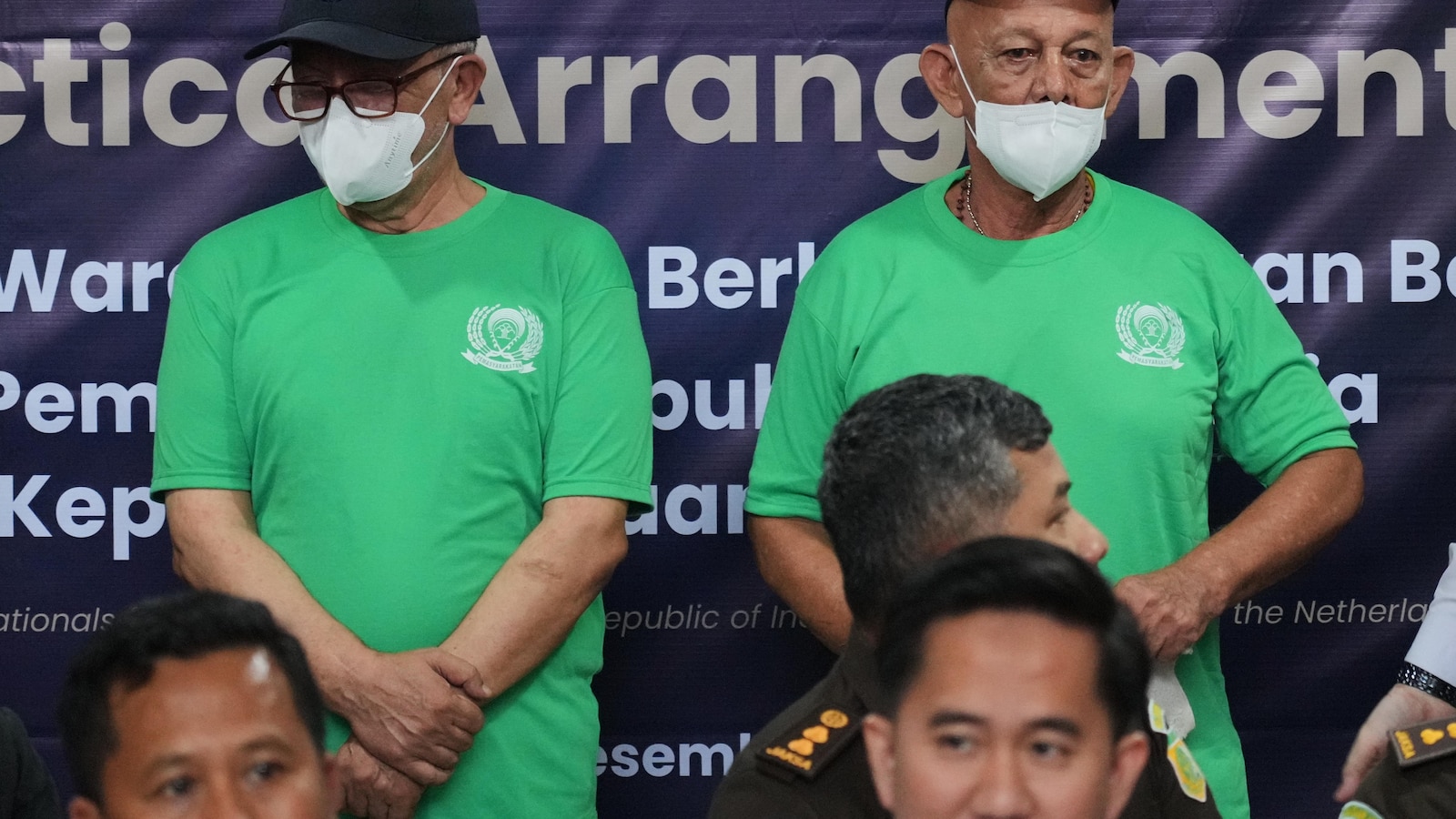 Индонезийски служители казват че двама холандски граждани задържани за трафик