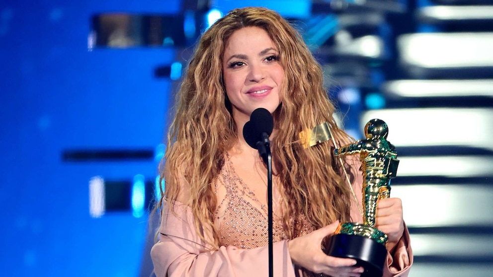 Shakira receives Video Vanguard Award at 2023 MTV VMAs, makes history(00)