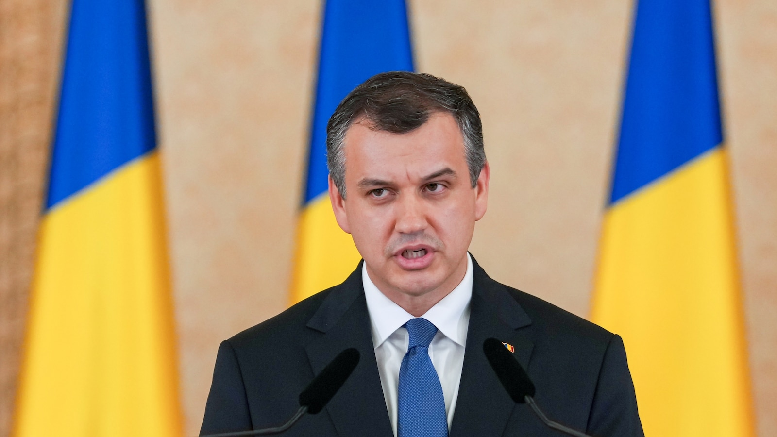 Президентът на Румъния номинира евродепутата и съветник Еуген Томач за министър-председател в опит да се сложи край на задънената улица