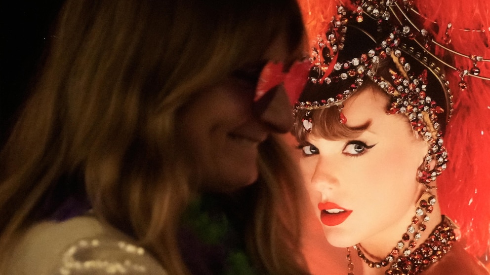 Taylor Swift's 'The Life of a Showgirl' breaks record, sells 2.7 million  copies in U.S. on first day - ABC News