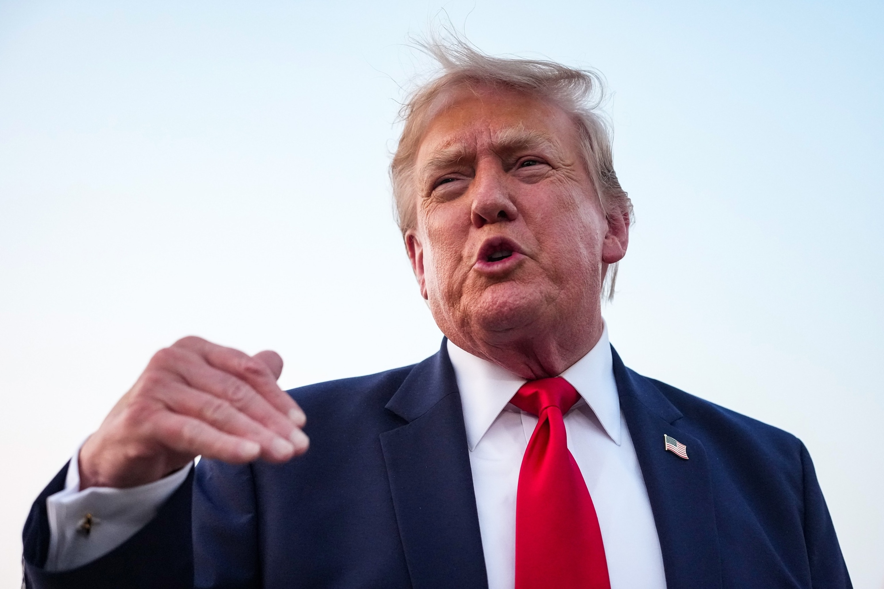 Trump impõe tarifa adicional de 50% sobre certos produtos canadenses