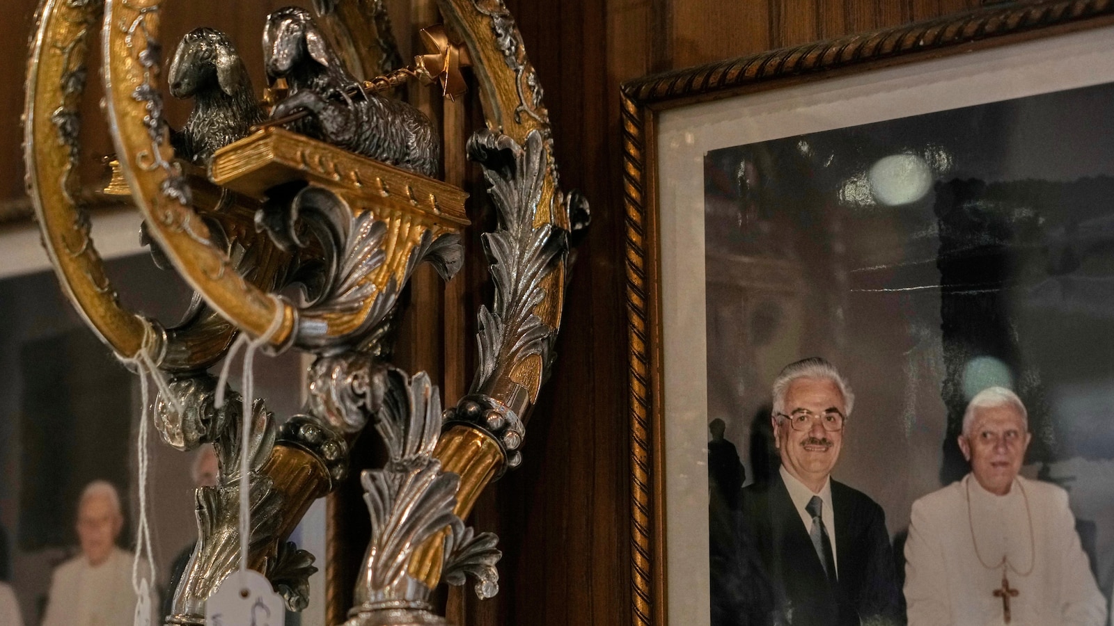 Двама папски шивачи и никакви заповеди за конклав Bycolleen Barry