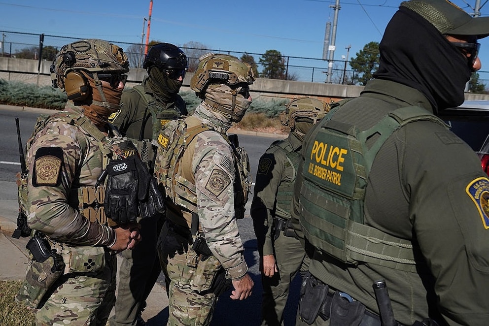 PHOTO: Federal Agents Conduct Illegal Immigration Crack Down In Charlotte, North Carolina