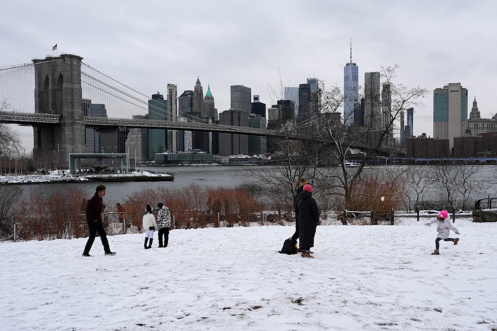 PHOTO: Cold weather in the Brooklyn Borough of New York City