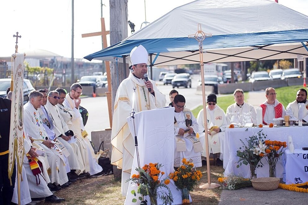 PHOTO: Parishioners and activists advocate for migrants' religious rights in Illinois