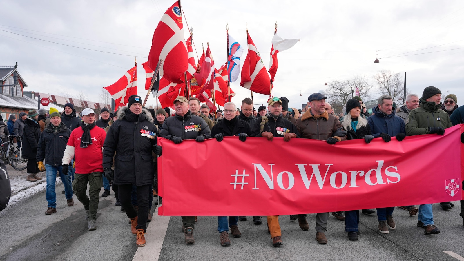 Deense veteranen protesteren buiten de Amerikaanse ambassade