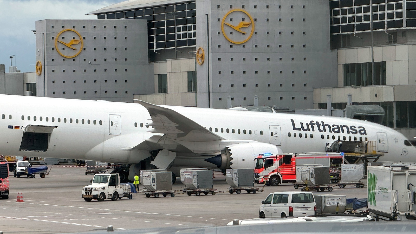 Employees injured after Lufthansa Boeing 787 nose gear collapses at Frankfurt Airport