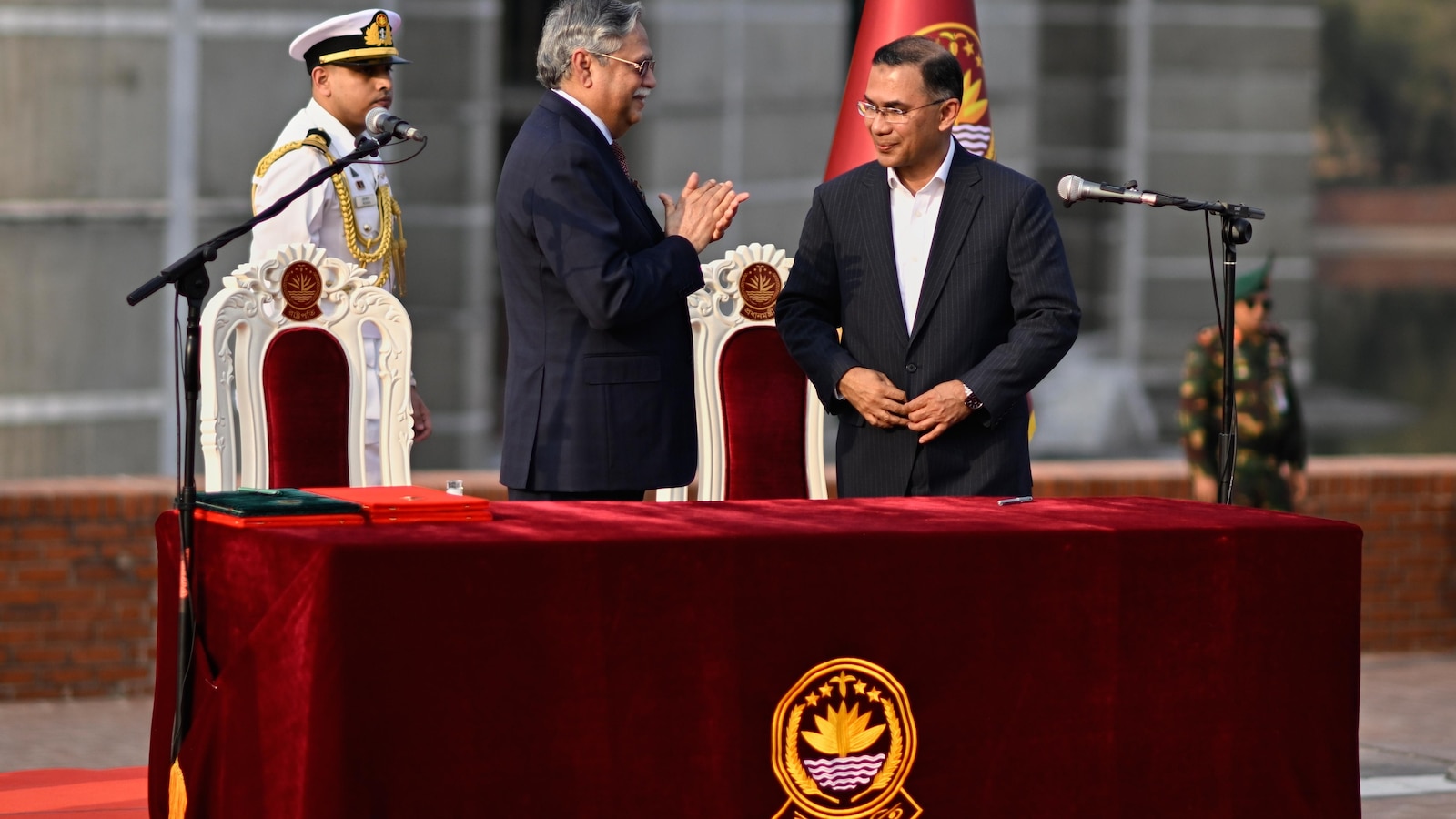 Новият премиер на Бангладеш положи клетва след убедителната победа на изборите на неговата партия