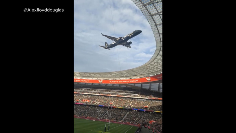 Jets come incredibly close to stadium in South Africa