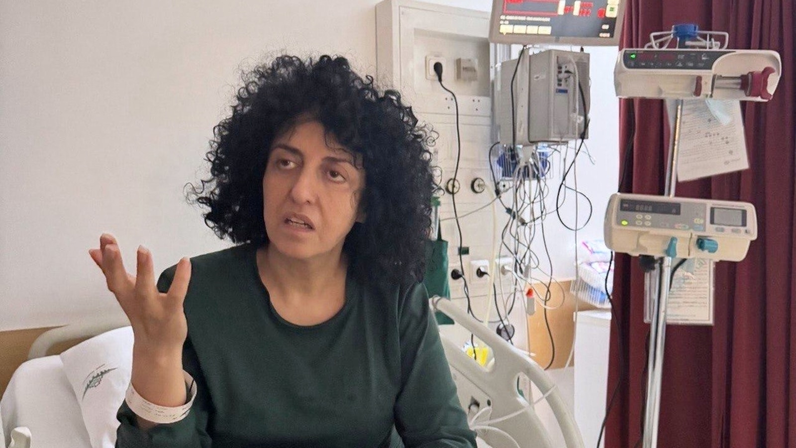 خرجت الكاتبة الإيرانية الحائزة على جائزة نوبل نرجس محمدي من المستشفى