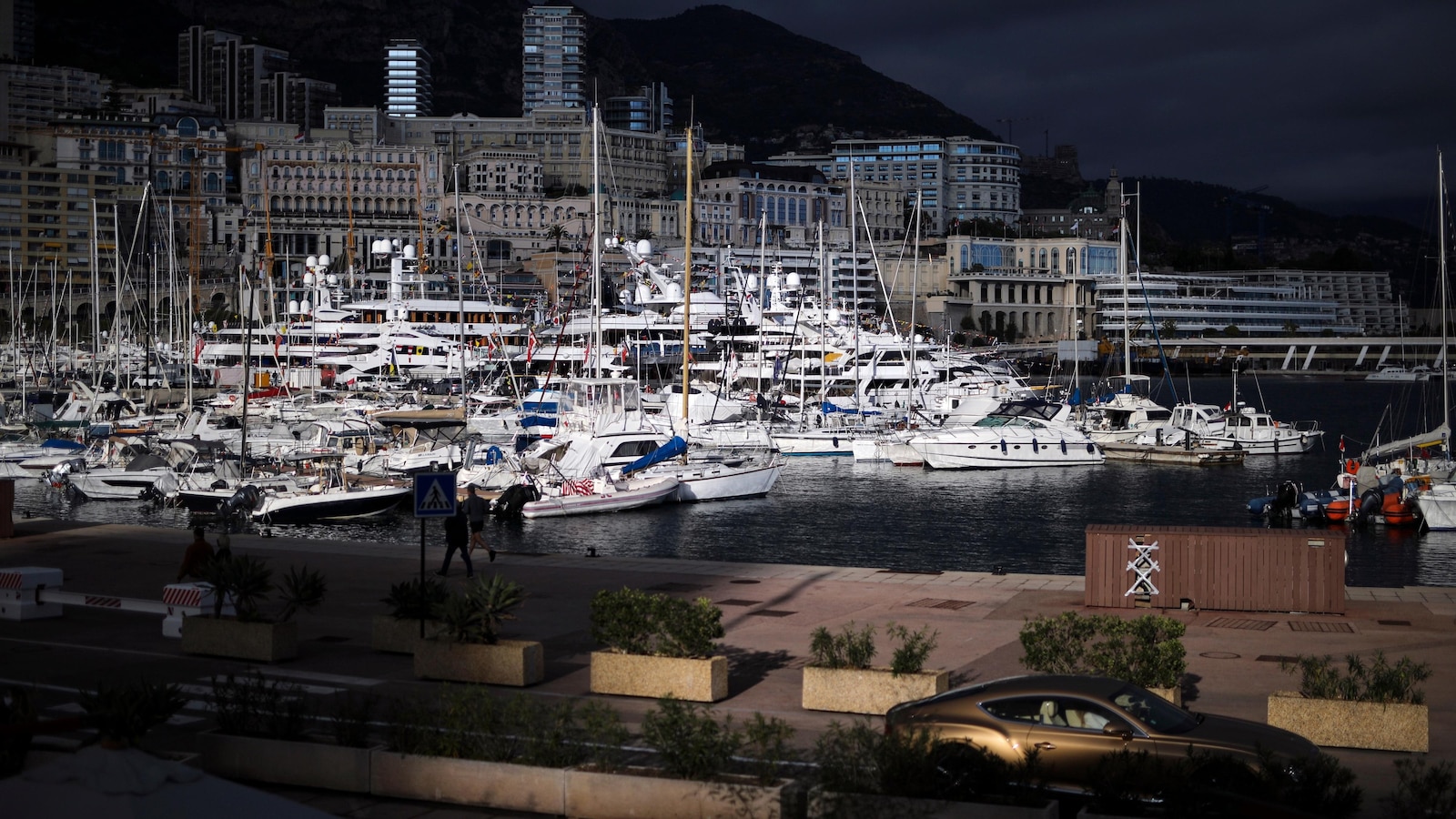 Paus Leo XIV brengt een zeldzaam eendaags bezoek aan het luxueuze Monaco