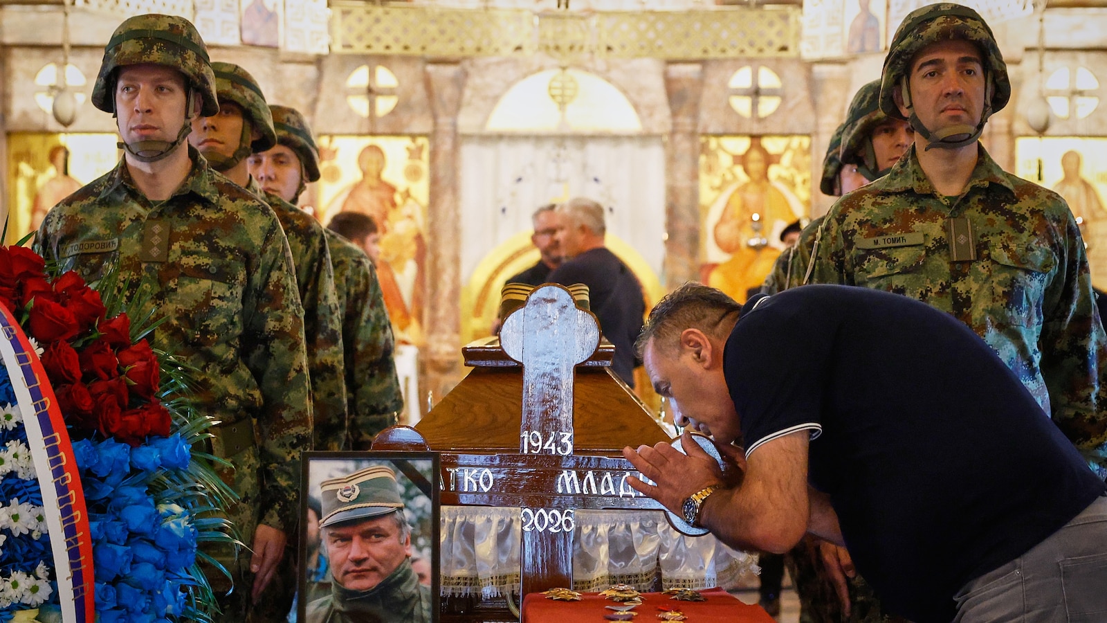 Тялото на военнопрестъпника Младич е положено в сръбската столица преди погребението