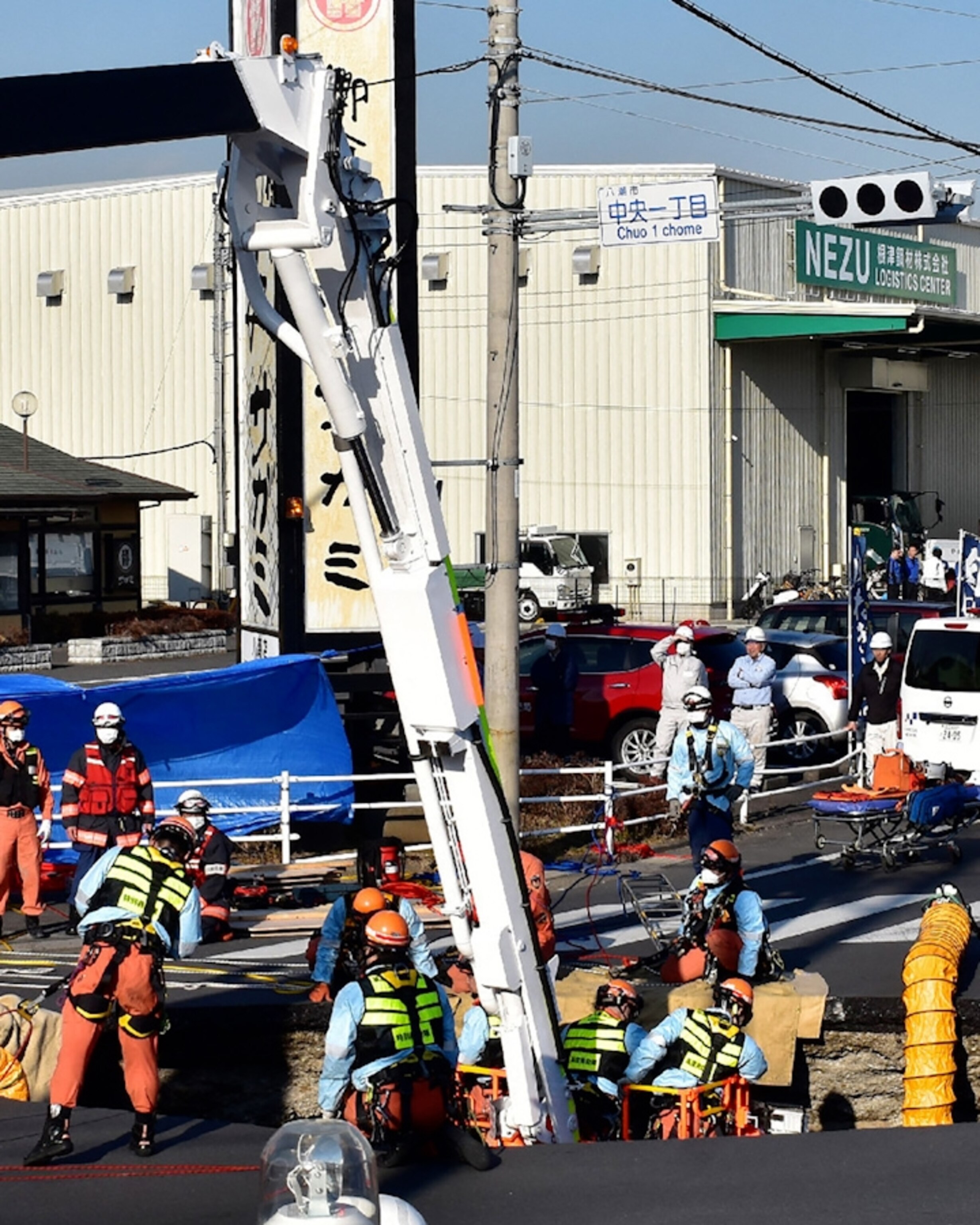 映画 CONGO-NET TRAP VEHICLE 入手困難レア!! Video Large sinkhole traps truck driver in Japan - ABC News