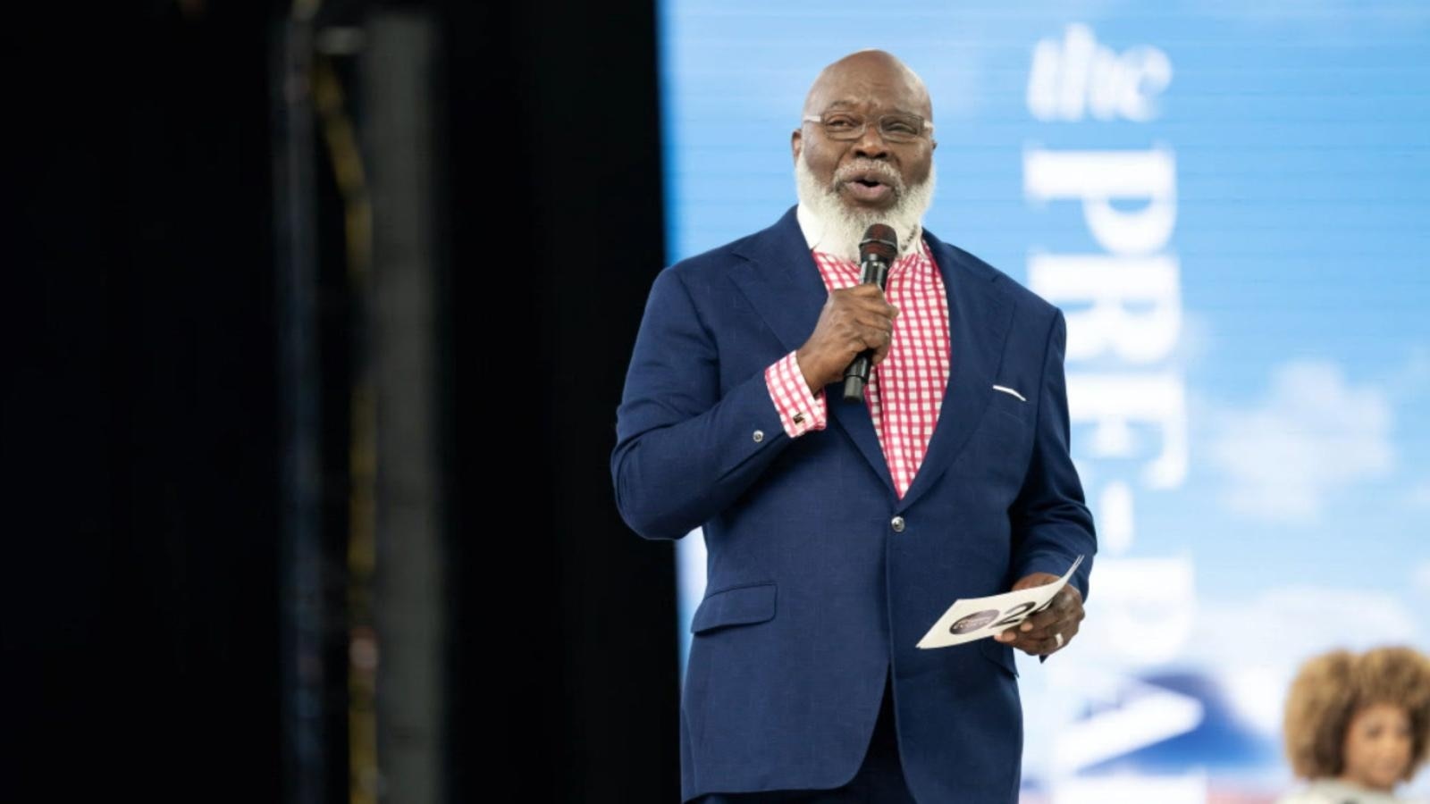 Pastor of megachurch suffers medical emergency while delivering sermon