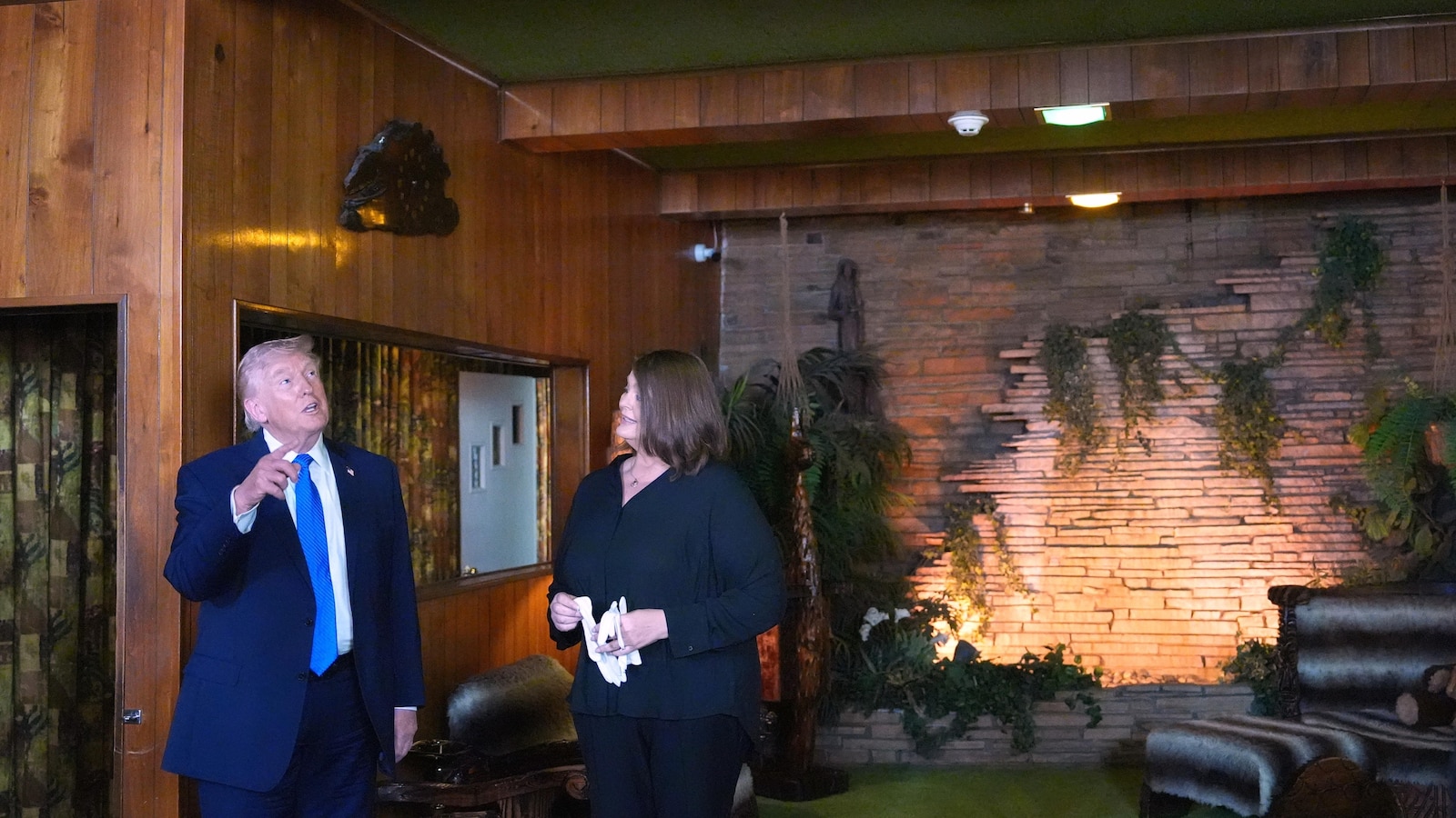 Trump visita el Graceland de Elvis Presley en Memphis en medio de la guerra con Irán y los disturbios en el aeropuerto