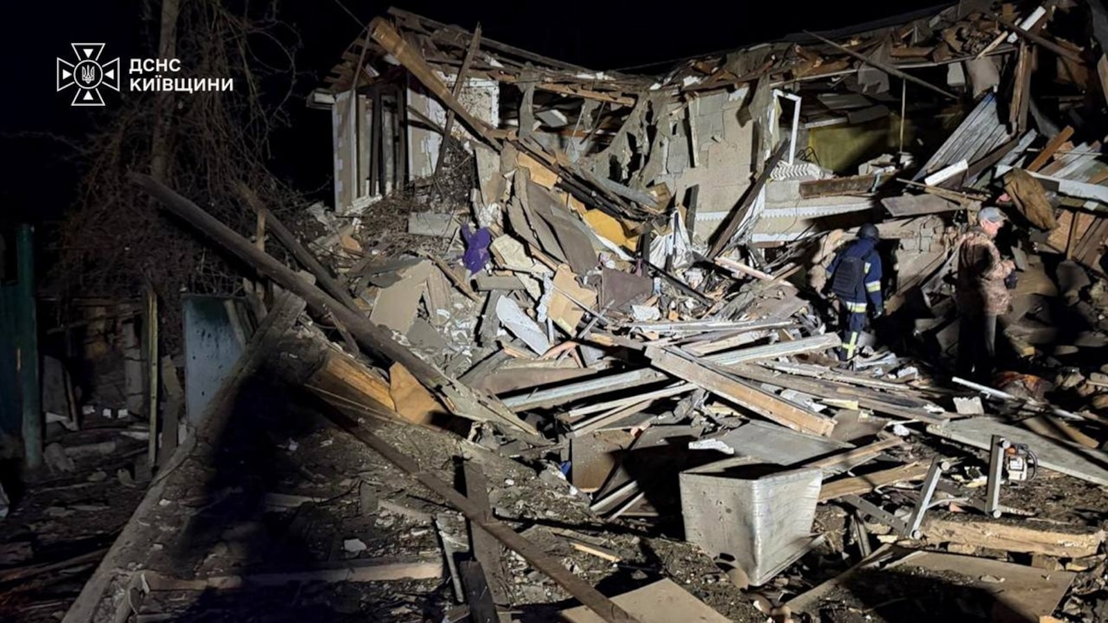 Русия атакува района на Киев, убивайки 4 души и насочвайки се към електропреносната мрежа