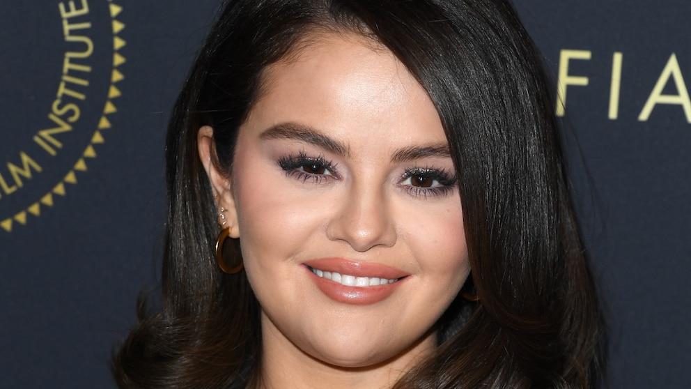Selena Gomez reveals 1st look at 'Wizards Beyond Waverly Place' at ...