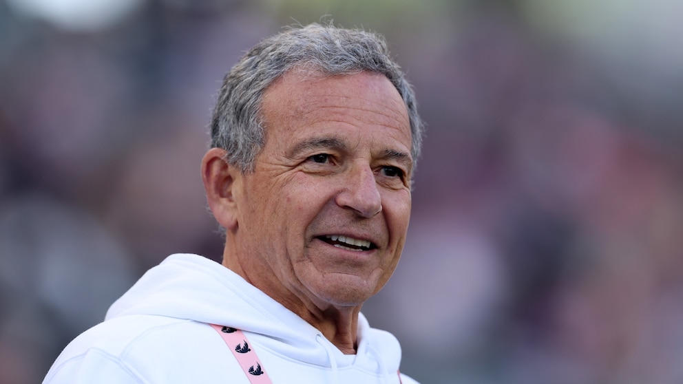 JUST IN: Former Walt Disney Company CEO Bob Iger and businessman Josh Kushner are purchasing the Los Angeles Lakers for $12 billion, according to ESPN. <https:/