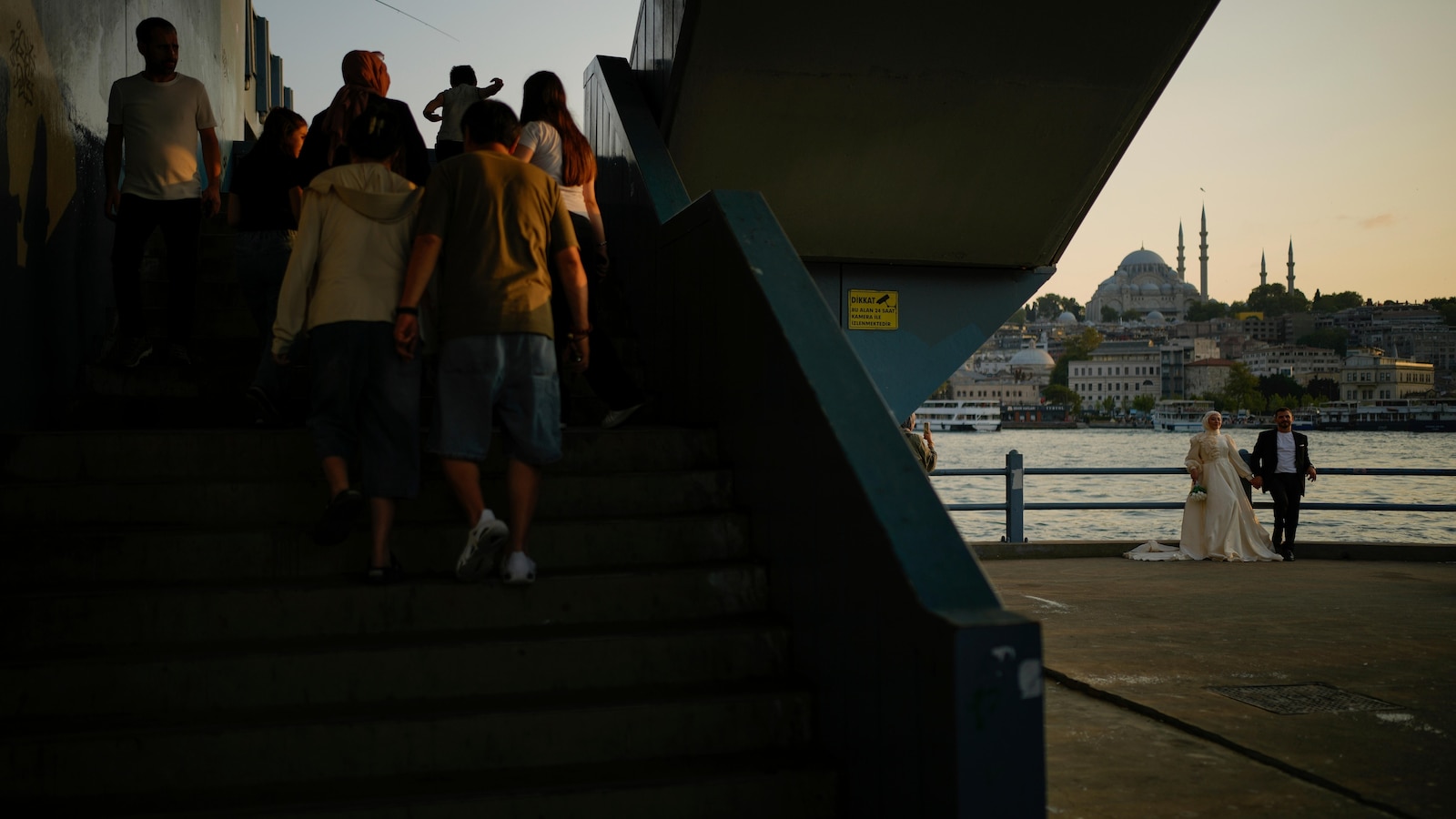 Capturing romance in sunset photo shoots on Istanbul’s Golden Horn