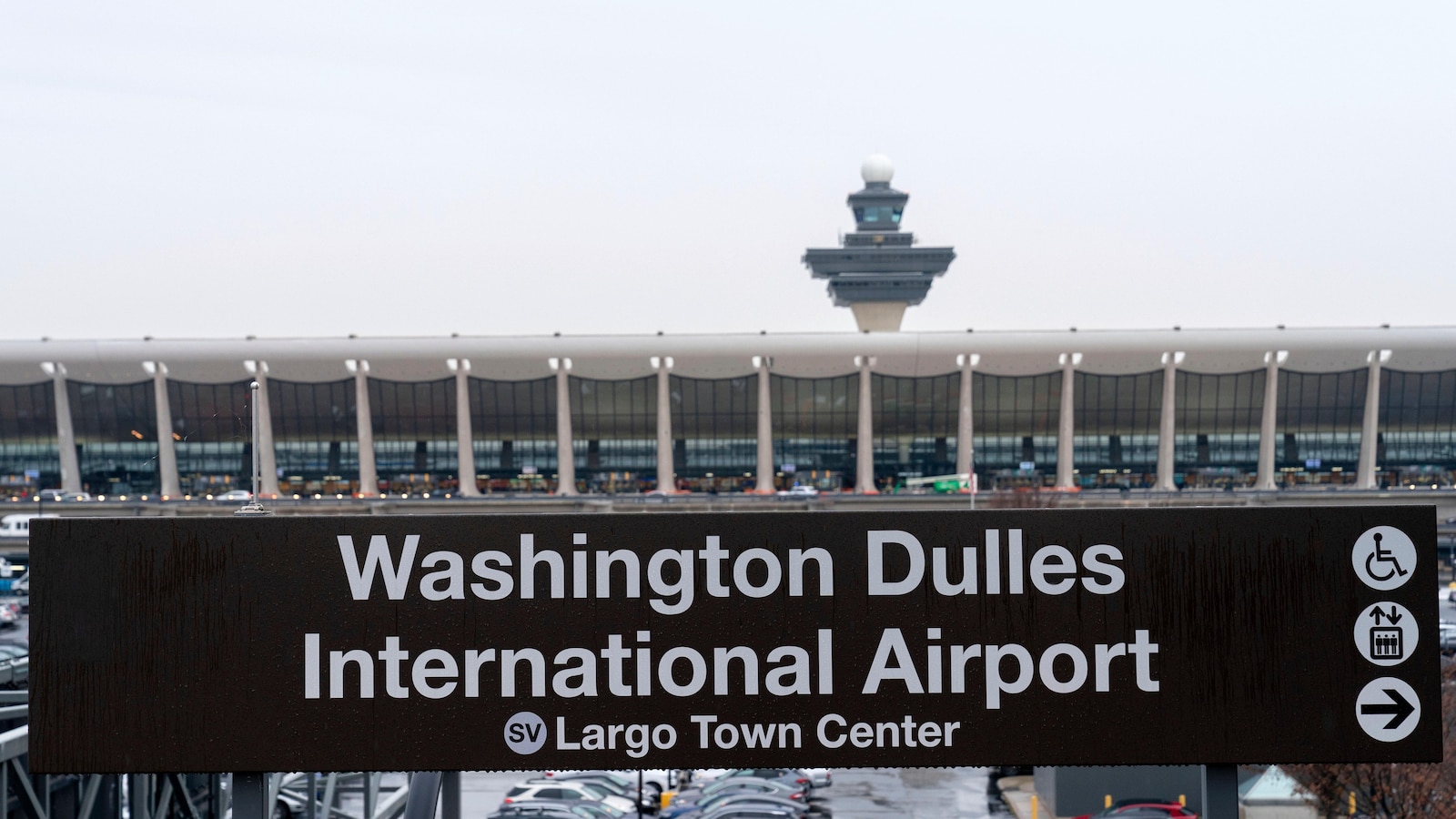 18 people sent to the hospital after mobile lounge crashes at Washington D.C.-area airport