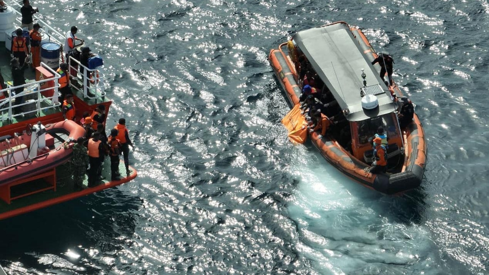 Индонезийски спасители откриха второ тяло в продължаващото издирване на испански