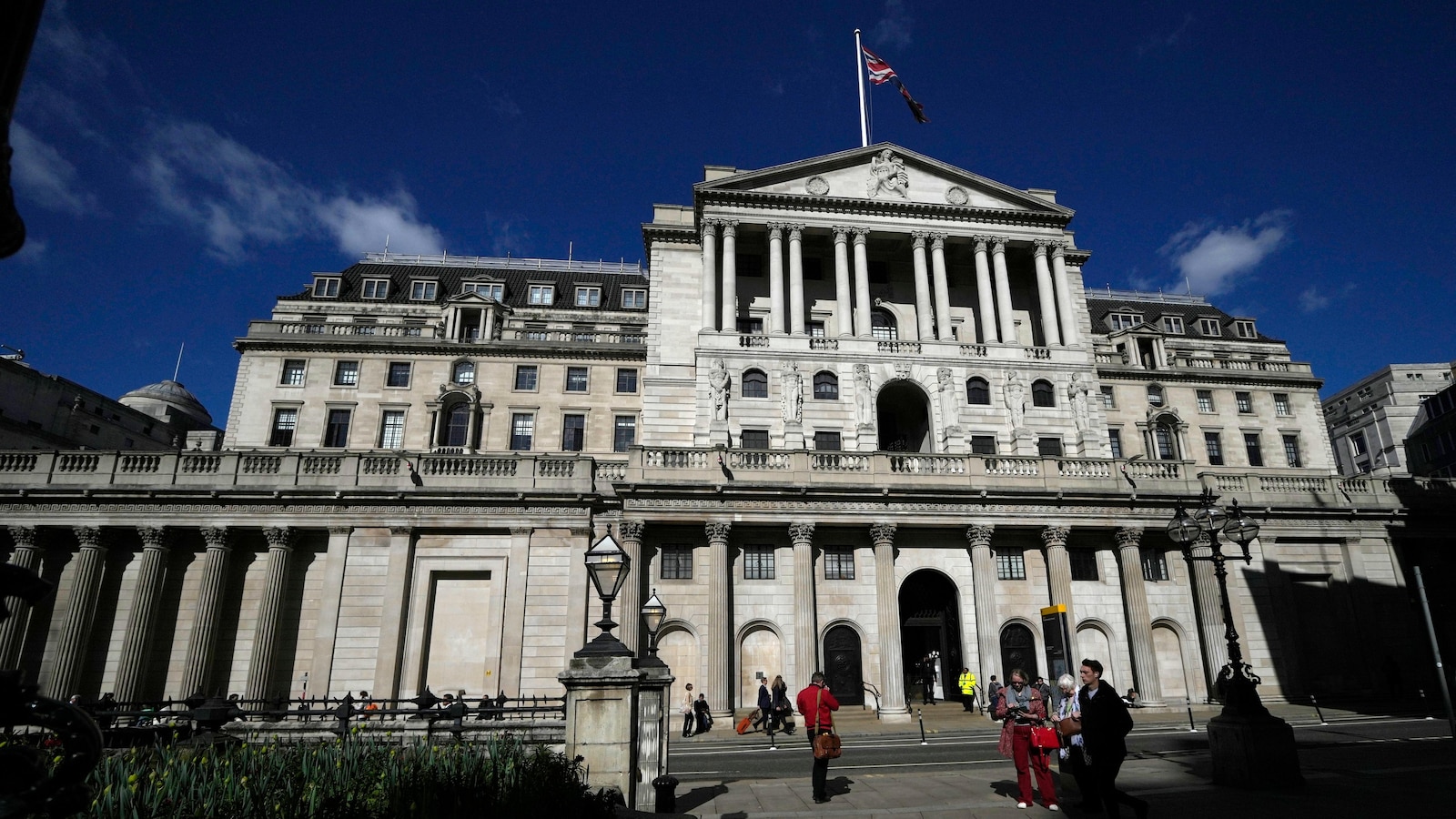 The Bank of England cuts main interest rate to 4%, the lowest level since March 2023