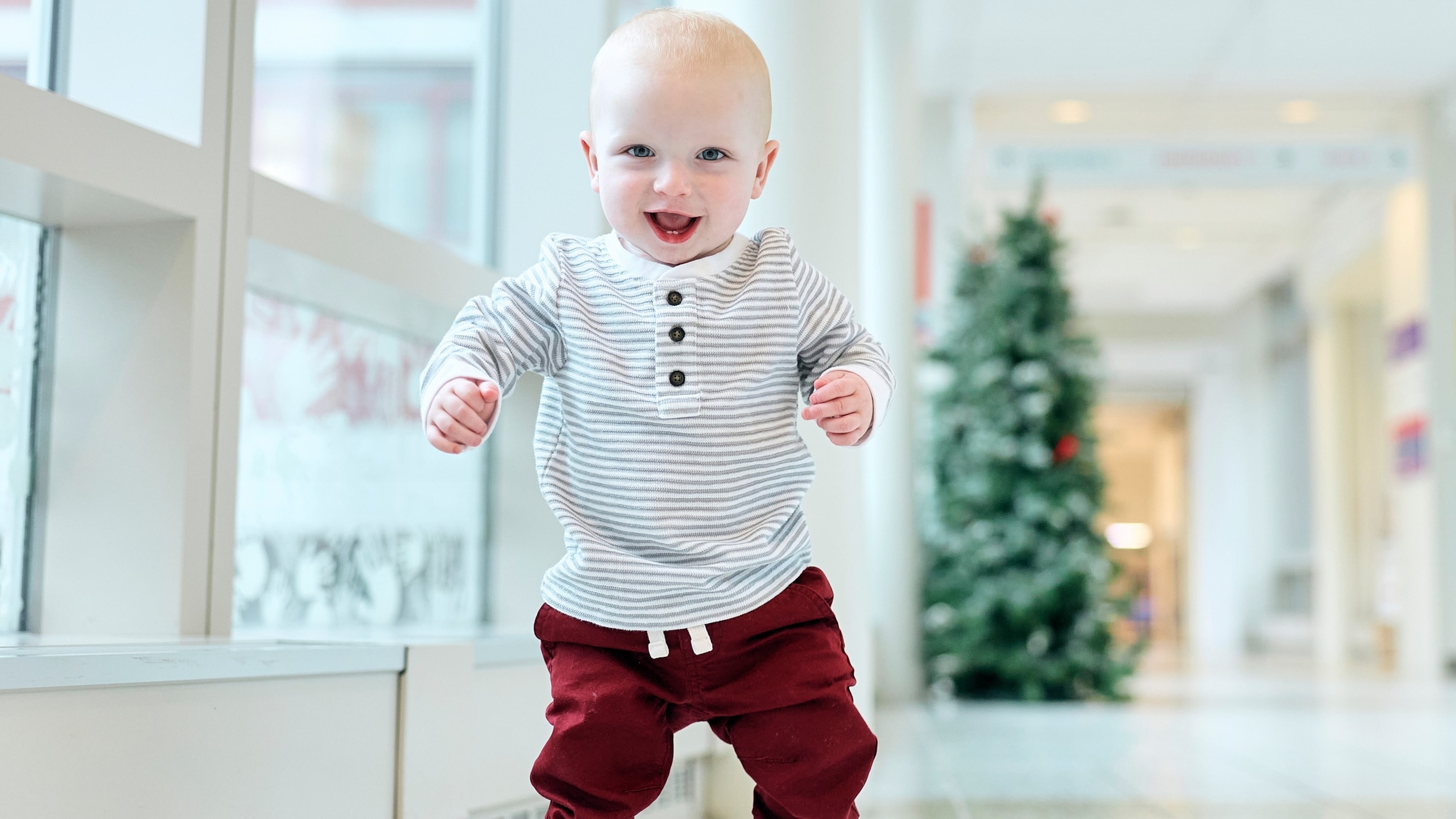 BABY BABY ユイチ・タケダ Baby saved by gene-editing therapy takes 1st steps ahead of