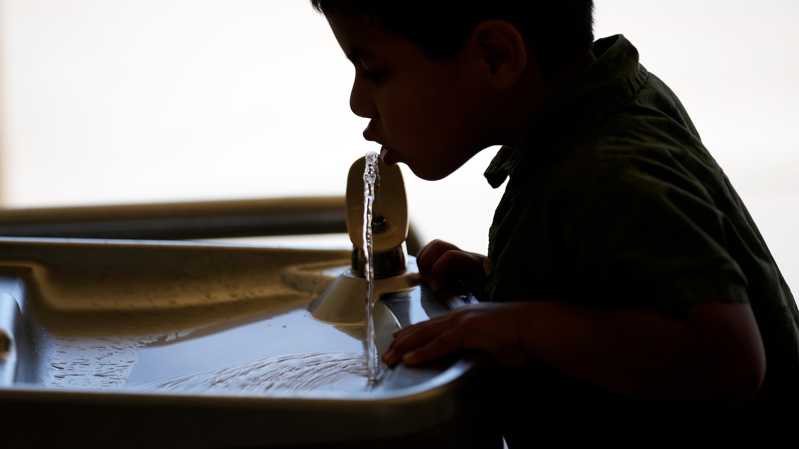 الحرب في إيران تضع بعض مرافق المياه الأمريكية تواجه نقصًا في الفلورايد الحرب في إيران تضع بعض مرافق المياه الأمريكية تواجه نقصًا في الفلورايد