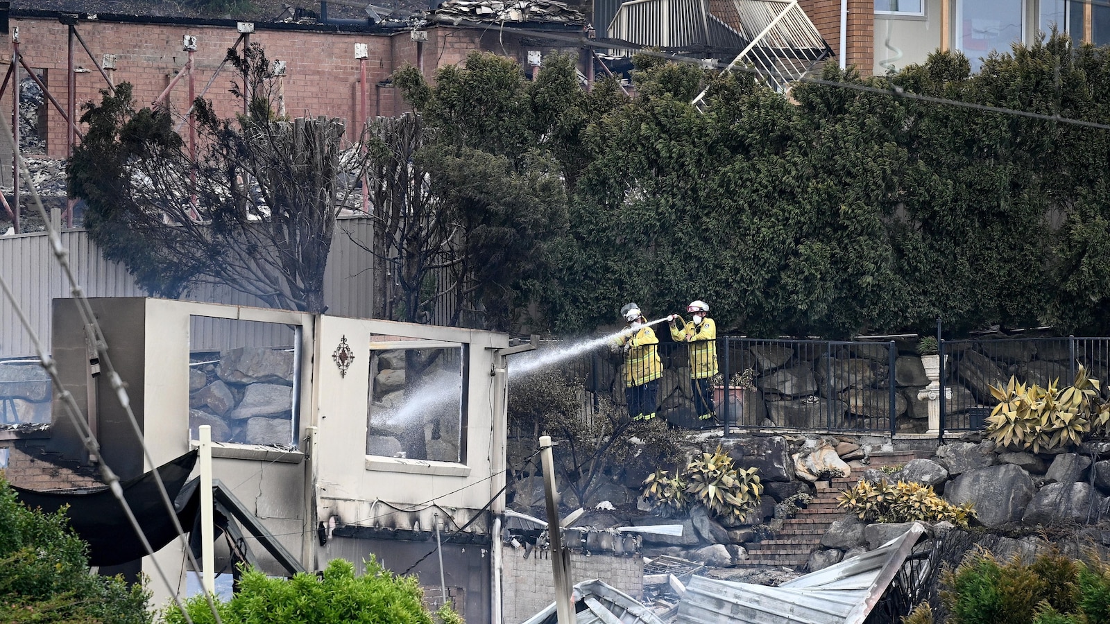 Горски пожари унищожиха 40 къщи и убиха пожарникар в Австралия