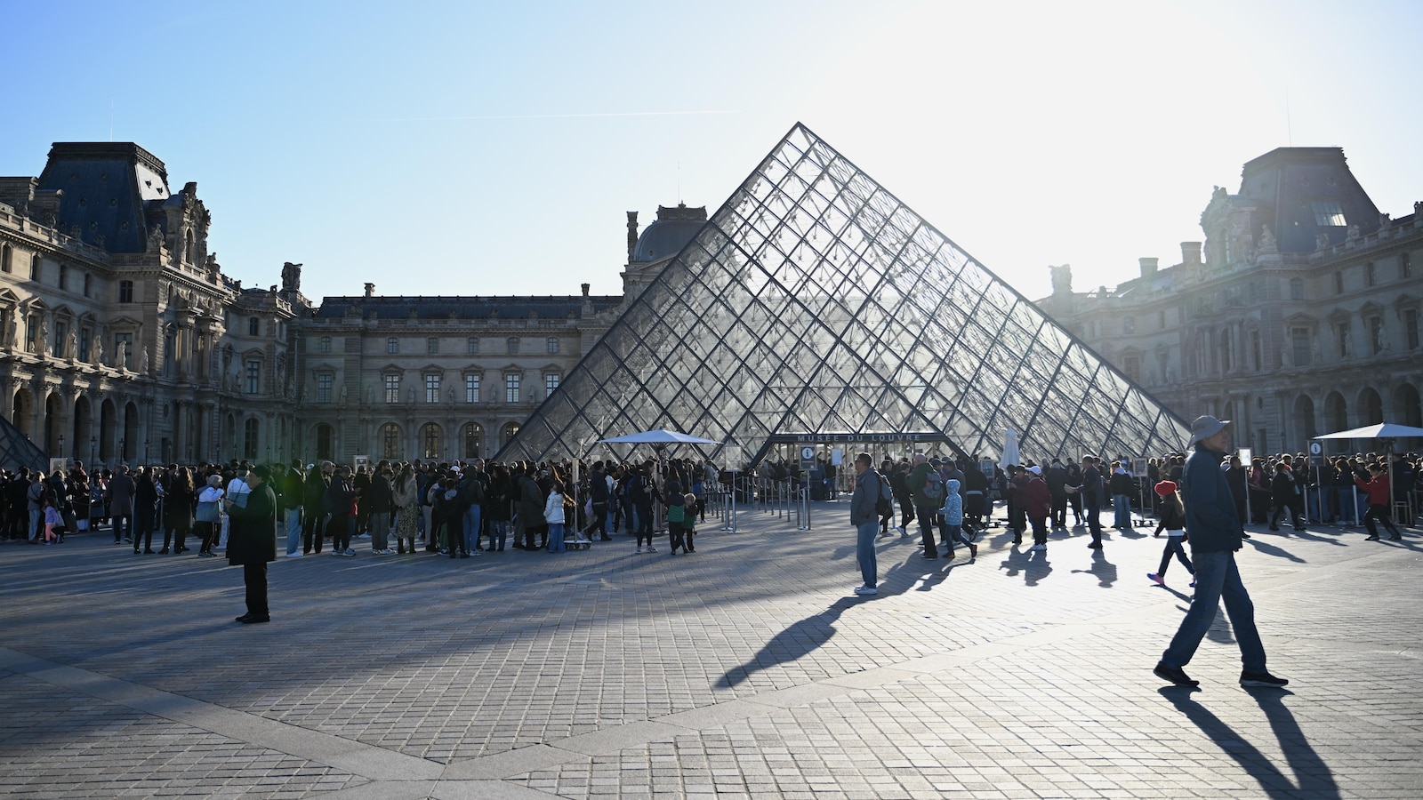 Музеят Лувър одобри увеличение на цените на билетите за посетители