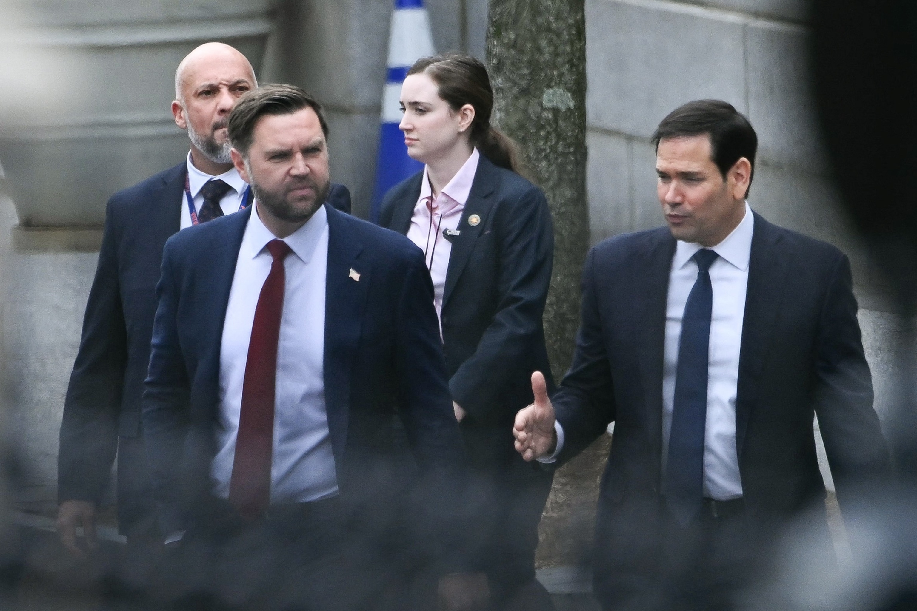 FOTO: El vicepresidente JD Vance y el secretario de Estado Marco Rubio abandonan una reunión con el ministro de Asuntos Exteriores danés, Lars Loeke Rasmussen, y la ministra de Asuntos Exteriores de Groenlandia, Vivian Motzfeldt, en Washington, el 14 de enero de 2026. 