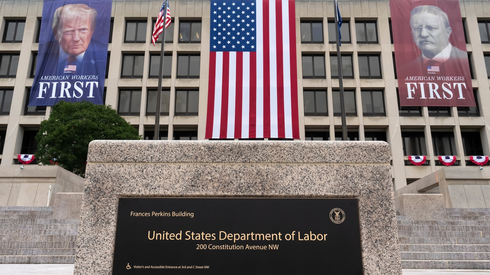 US unemployment claims dip to 206,000 as layoffs continue to remain rare US unemployment claims dip to 206,000 as layoffs continue to remain rare