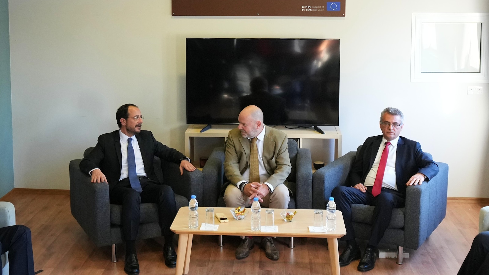 Съперничещите лидери на разделения Кипър се срещнаха за да дадат