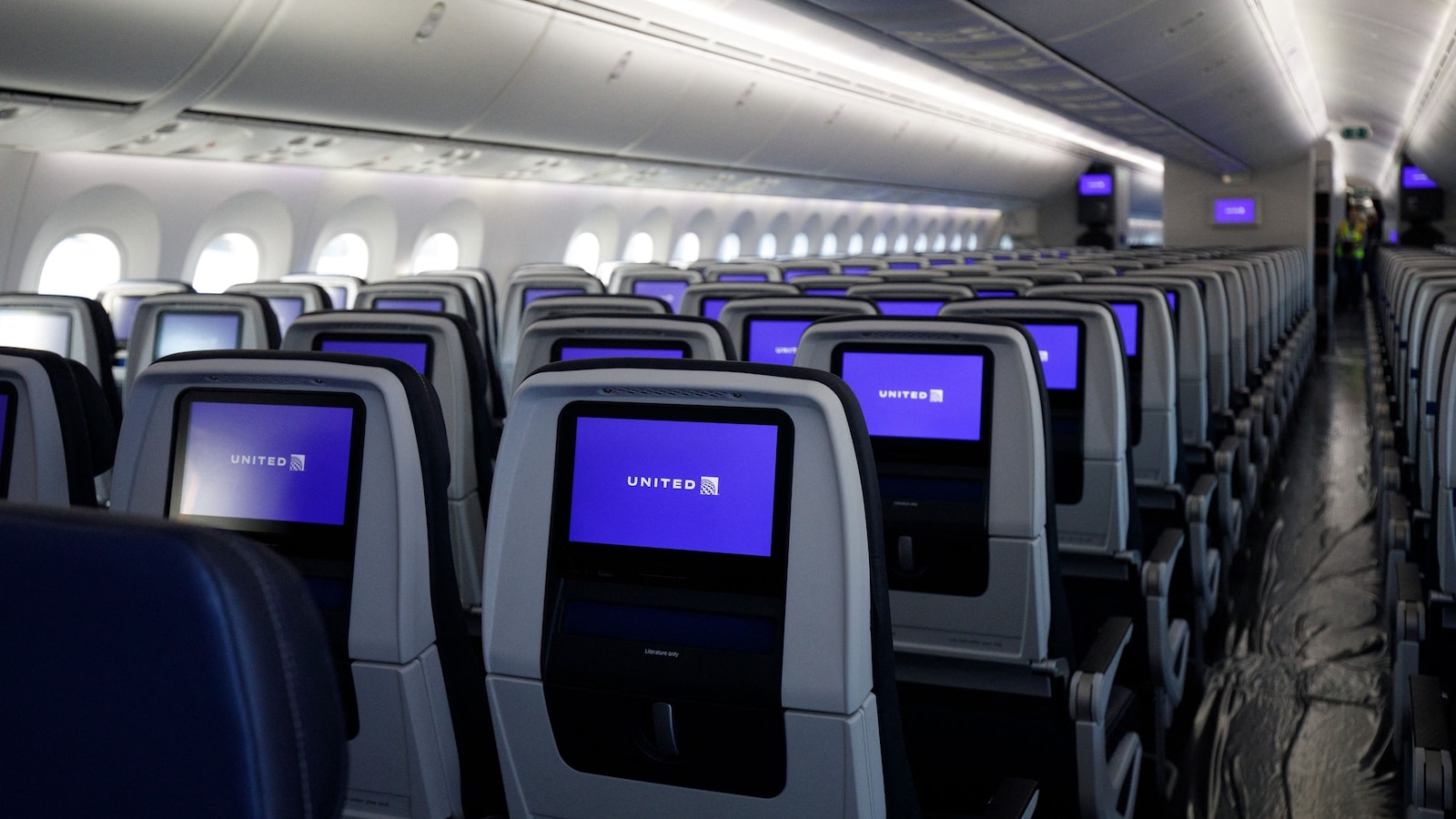Why passengers say they are filing suits over windowless window seats on Delta, United planes