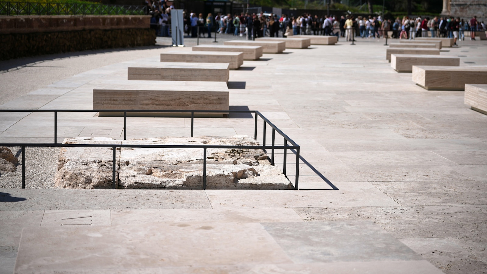 حصل الكولوسيوم في روما على مظهر جديد يعيد إنشاء آثار أقدام أعمدته القديمة