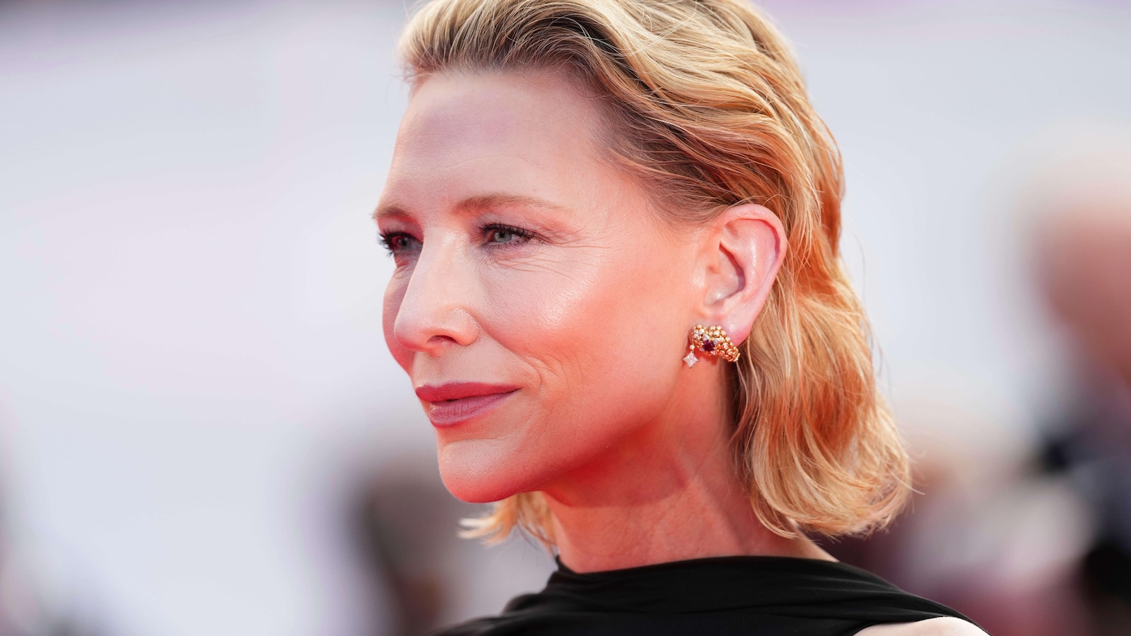 كيت بلانشيت وبريان كرانستون وبادينغتون بير يستعدون لجوائز أوليفييه في لندن