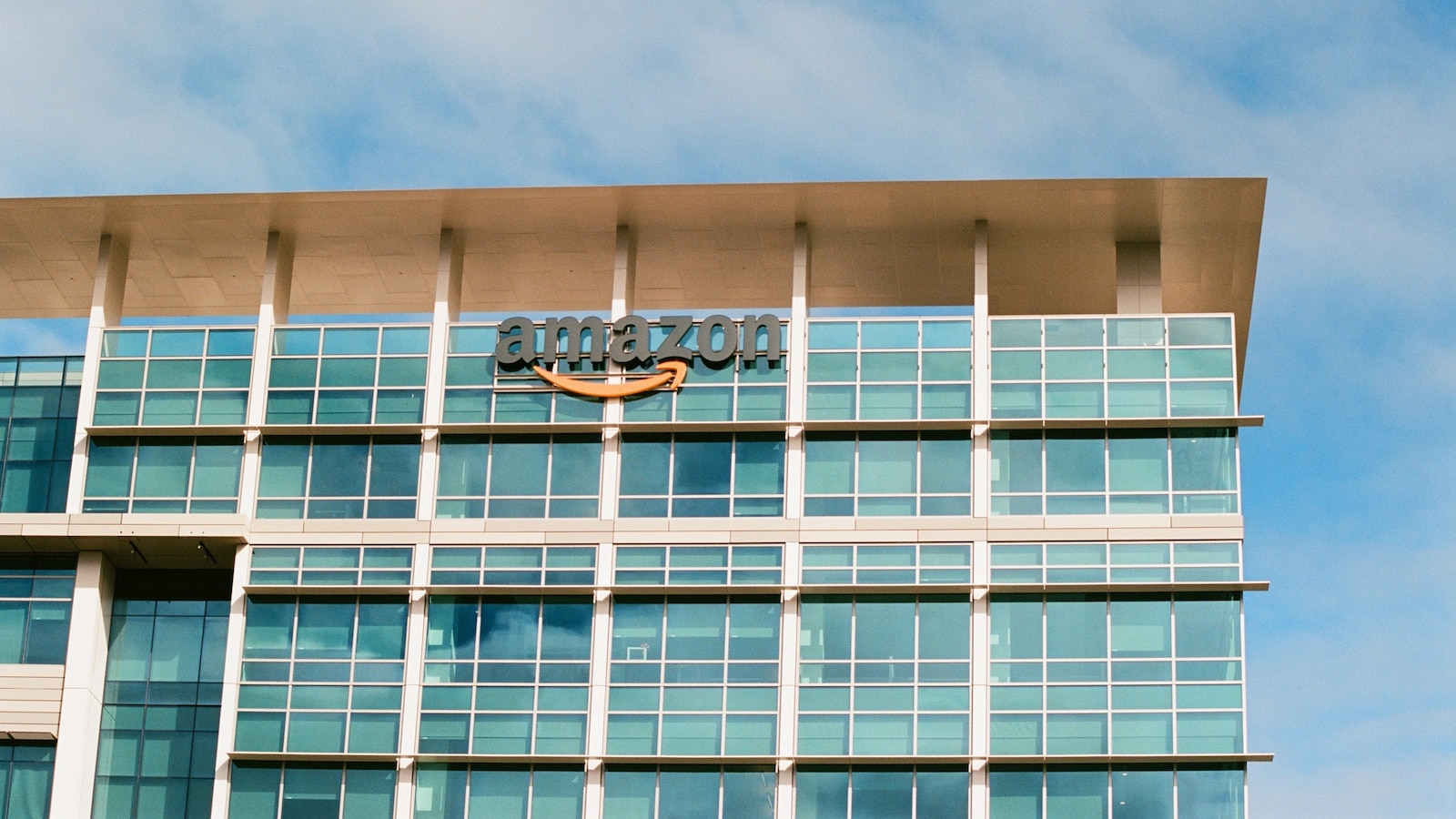 Retail giant Amazon will expand drone delivery to nearly 500 cities and towns in the United States -- a sixfold increase from its current footprint -- by the en