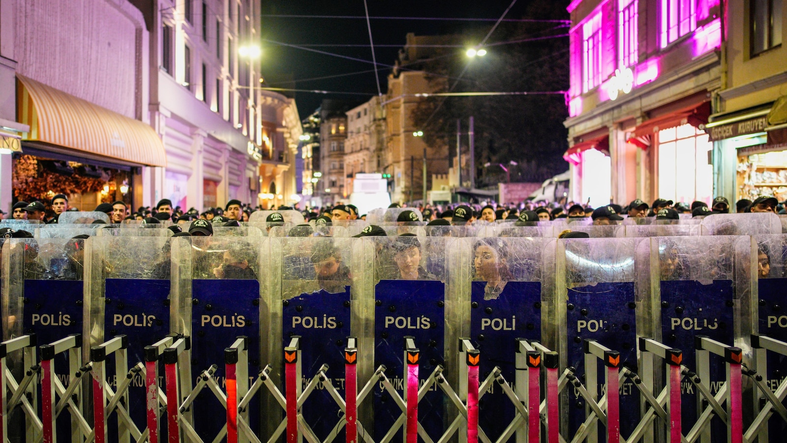 Турски служители съобщиха че полицай е починал след като е