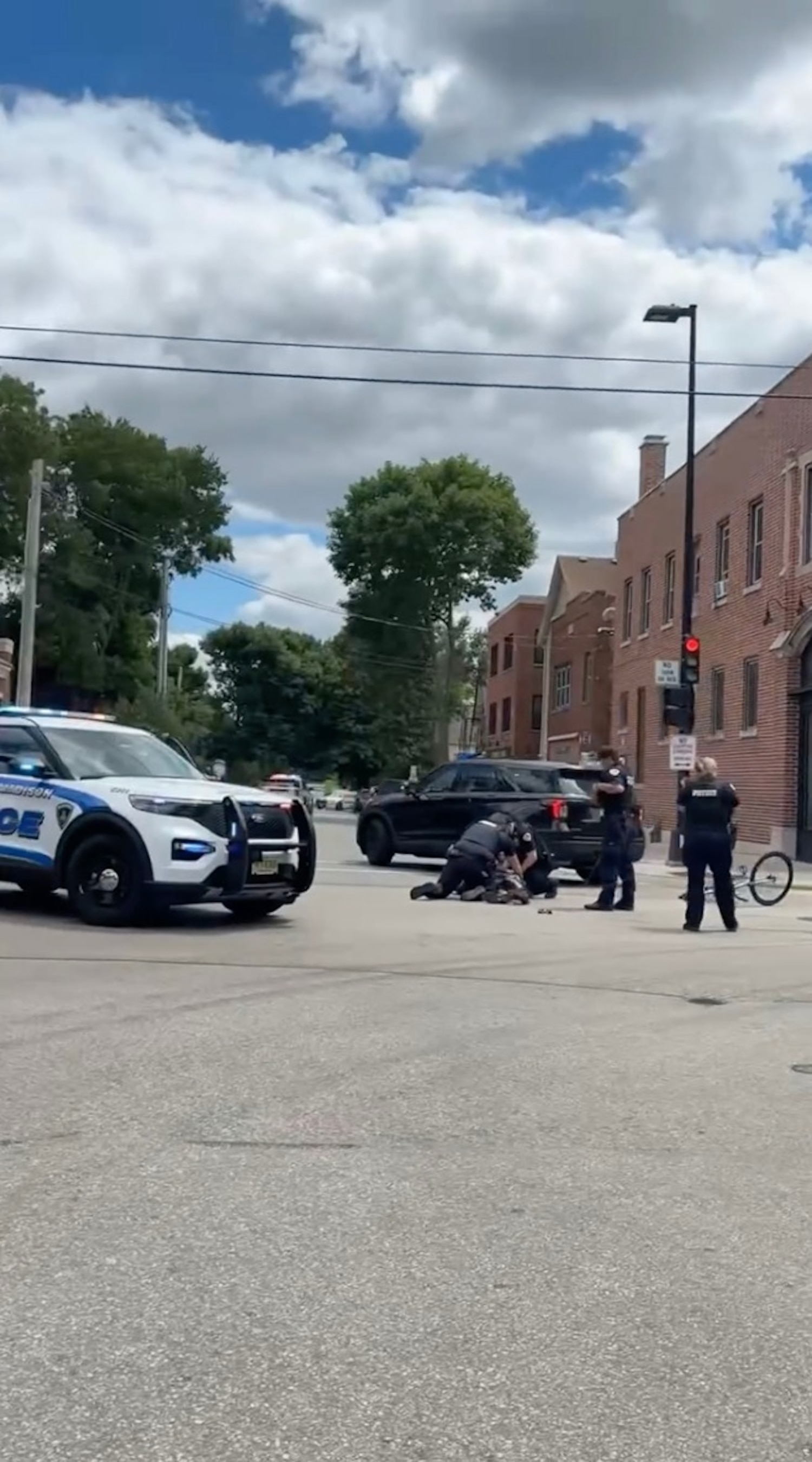 麦迪逊街头爆发致命警民冲突！男子遭近距离连开三枪身亡