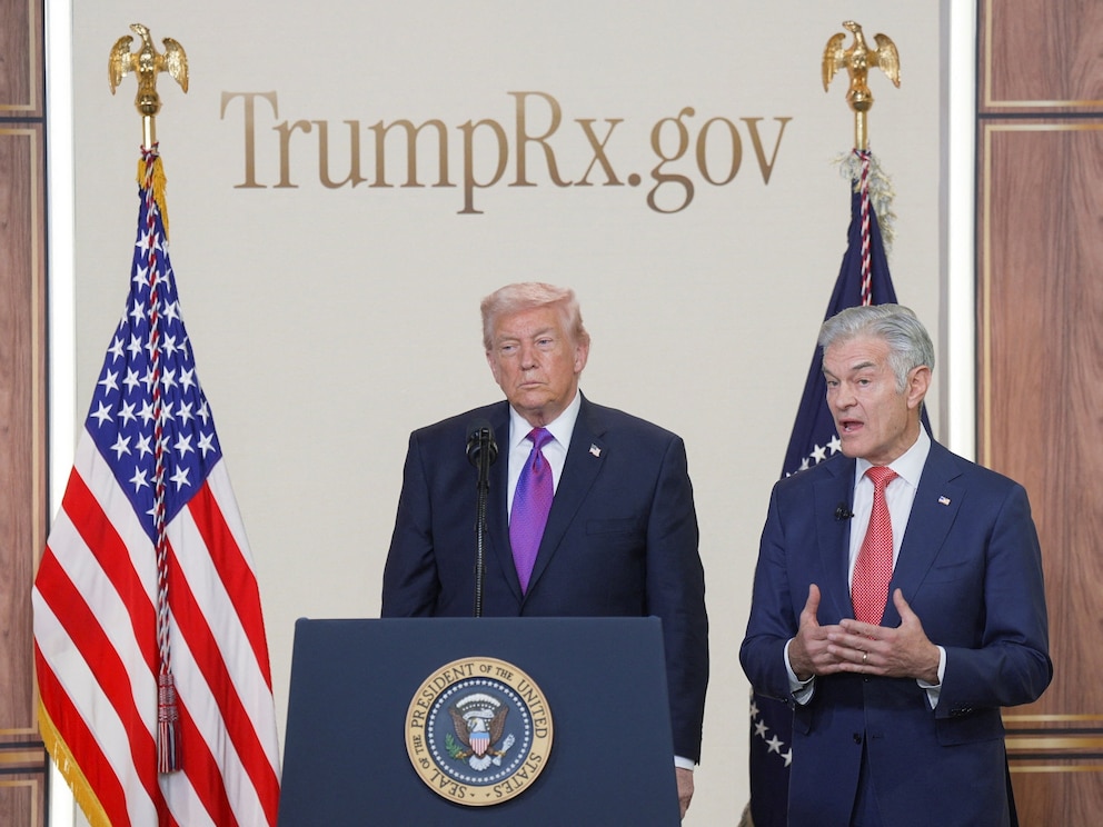 PHOTO: U.S. President Donald Trump unveils the TrumpRx drug discount site