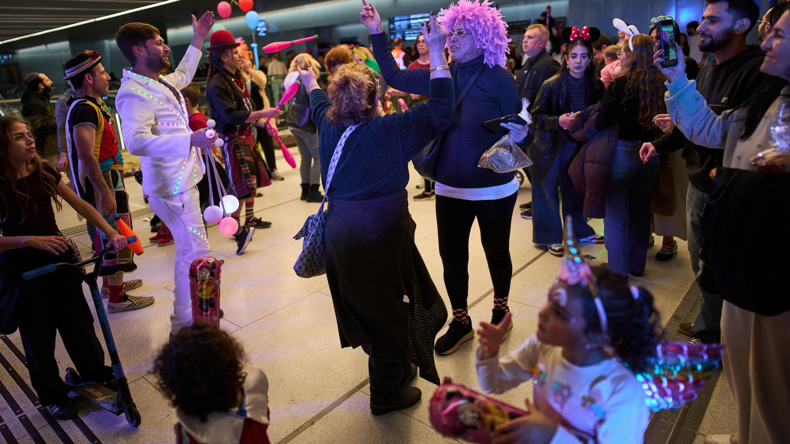 تنتقل مجموعات عيد المساخر إلى الملاجئ بينما يحتفل الإسرائيليون تحت تهديد الحرب من إيران