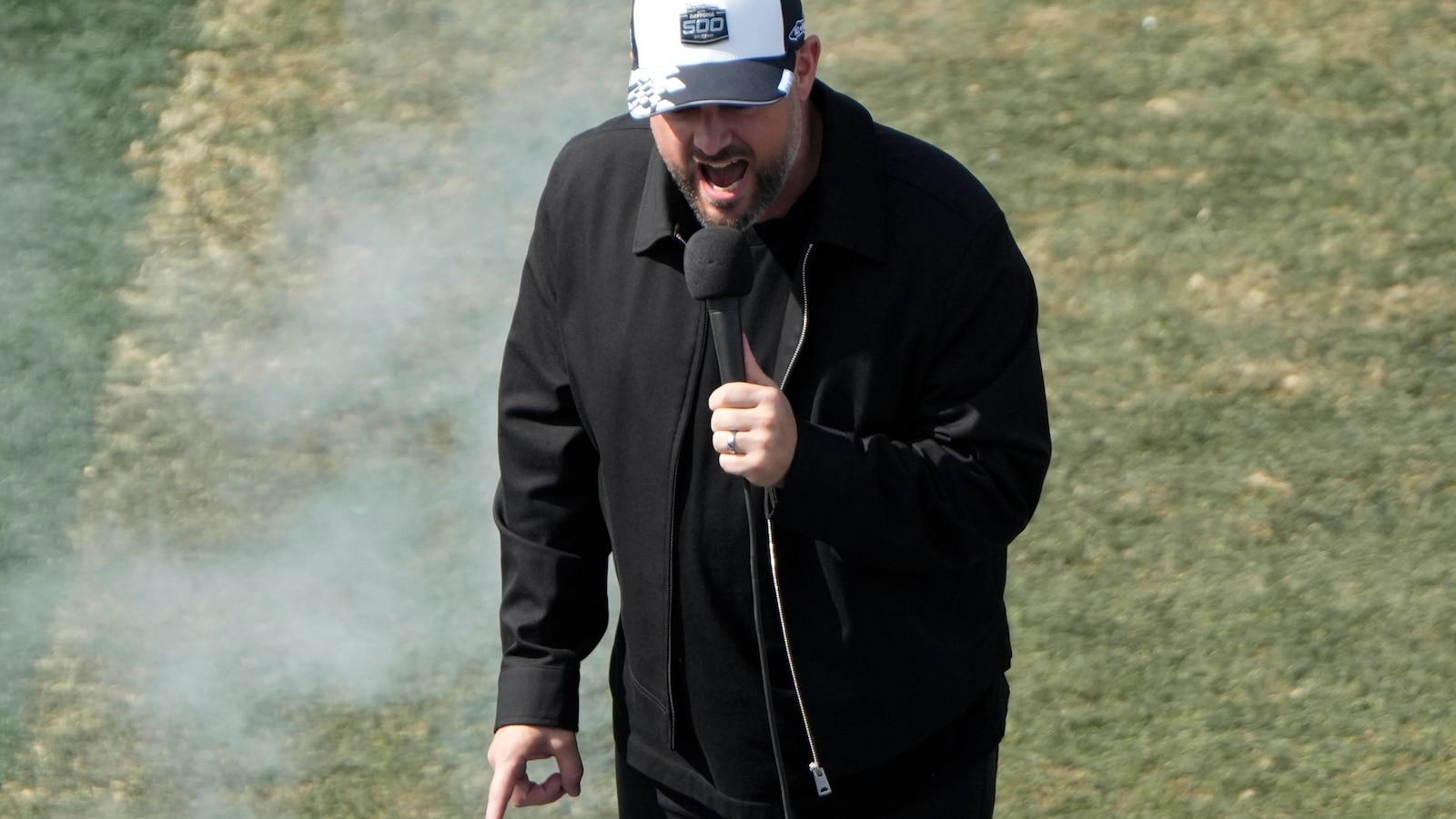 Hoeveel voet zijn er in 500 mijl? Niemand weet het, althans niet Nate Bargatze bij de Daytona 500