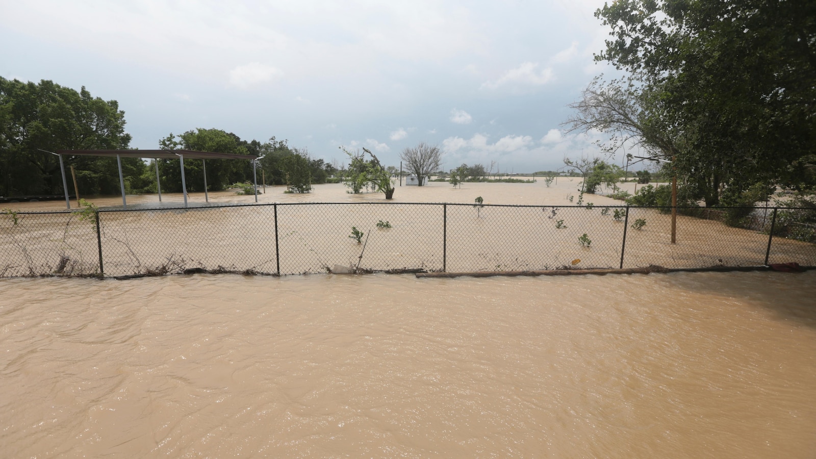  Heavy rains ease around Houston but flooding remains after hundreds of rescues and evacuations