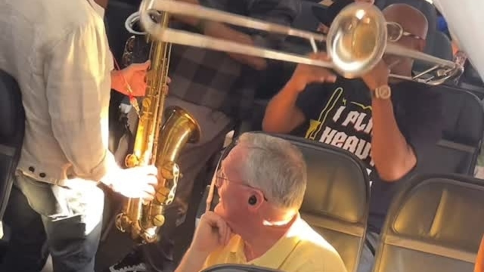 Famed jazz group gives spontaneous in-flight performance amid delays